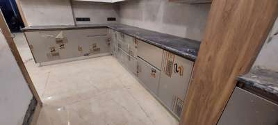 carpenter team required for modular kitchen making. kitchen warehouse se bankar jayegi customer ke yaha