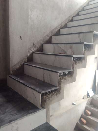 staircase fitting sada tappa double Patti myter work cutting and fitting and polish work. 
 #StaircaseDesigns  #LShapedStaircase  #granite_tappe  #grenitestair  #walltiles