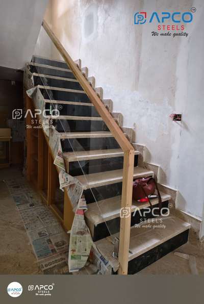 GLASS AND WOOD STAIRCASE HANDRAIL  #handrailing