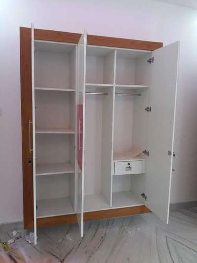 wardrobe inside.9526284034