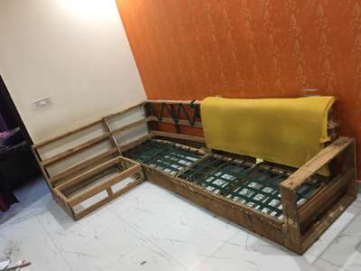 कस्टमर के यहां पर भी बनाते हैं उनके घर पर उनके सामने पर सीट का हिसाब होता है बेड बगैरा डिजाइन देखकर सोफे का डिजाइन देखकर रेट तय करते हैं दिल्ली