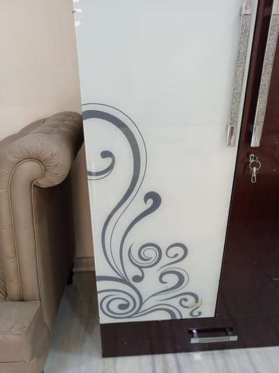 White Lekar added hand made etching with grey colour. #GlassDoors #glasswork #WindowGlass