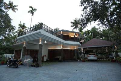 Completed residential project @ eriyad, kodungallur
area: 2300 sqft
designer: Zigzag Architect & interiors
☎️ 9061112197