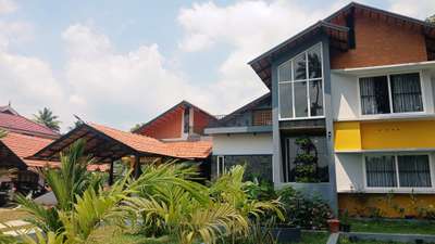 Completed residential project @Thiruvalla 
Client  - Mr. Anil Kumar and family 
Area- 2600 sqft
Completion year - 2025
Category - Tropical contemporary 
Budget 75+ lkh...including landscape 
 #tropicalhouse  #SlopingRoofHouse  #keralaarchitecture  #Courtyard  #landscape  #stonecladding  #tropicalcontemporary  #rooftiles