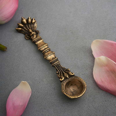 Brass Sheshnag Design Hawan Spoon for Pouring Ghee In Hawan Kund
#homedecor#pooja#indian#decoration#rituals#poojadecor #decorshopping