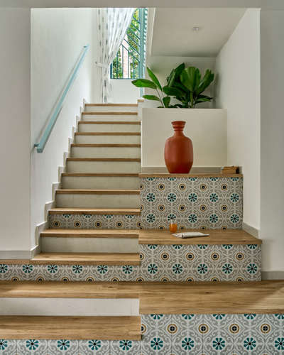 ✨ Where design meets purpose ✨
This sculptural staircase isn’t just a path between floors — it’s a statement of style and comfort. Every curve, every step, every detail has been crafted to blend art with utility.
A cozy seating nook by day, a striking architectural feature by night — this space truly celebrates smart design and timeless elegance.