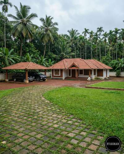 "3bhk Kerala Traditional style  residence @ Thrissur by team Studio Black.."