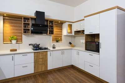 White and wooden combination kitchen  #ClosedKitchen  #KitchenIdeas  #LargeKitchen  #KitchenCabinet  #WoodenKitchen  #KitchenRenovation