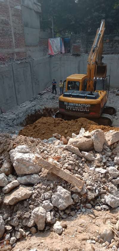 *POCKLAINE HIRING*
pocklane excavator 140 with rock breaker for Demolition and excavation in building without diesel