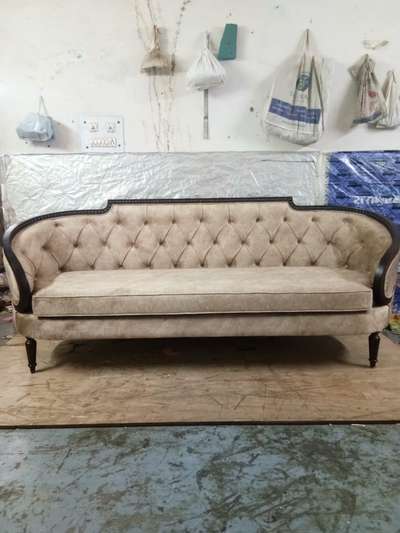 carvin sofa in a around design with quilt