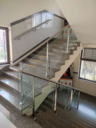 #GlassHandRailStaircase #StaircaseDecors