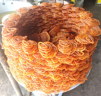 Aaj maine Jalebi banane ka contract liya  #jalebi 2per pic's