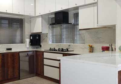 Textured and metalic Venetian blinds
7907306467