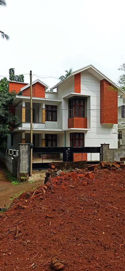 for sale. calicut. palakkott vayal. near medical കോളേജ്.5bhk. wel watter.5.5cent. just 100mtr destence buypas. asking. price.1.05cr. nego. #