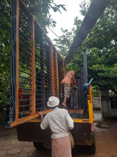 ഏറ്റവും കുറഞ്ഞ ചിലവിൽ കട്ടില ജനൽ എല്ലാ മരത്തിലും ഉണ്ടാക്കി കൊടുക്കുന്നു, ഉൾഭാഗത്തിലൂടെ ഇത്തരത്തിൽ ടാർ ഷീറ്റ് ഒട്ടിച്ചു കൊടുത്താൽ മരം ചിതൽ പിടിയ്ക്കുകയോ, ചീത്തയാവുകയോ ചെയ്യുന്നില്ല മരശാല ഇന്റീരിയേഴ്സ് 9447360359