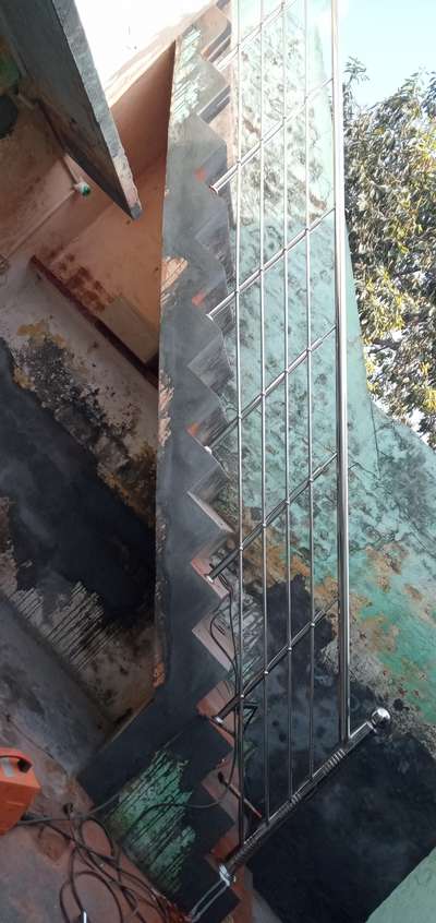 *Steel Hand rail*
hamare yha steel reling steel gate steel fabrication window grill chokat etc