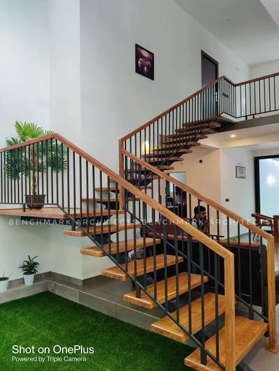 The Linear Fringe Residence @Karuvanchal,  kannur

#benchmarkarchitectskerala #StaircaseDecors #StaircaseDesigns #WoodenStaircase #FloralDecor #WallDecors #StaircaseDecors #HomeDecor #LivingRoomDecoration #InteriorDesigner #Architectural&Interior #HouseDesigns #WoodenStaircase #contemporary #contemporaryhome #contemporaryhomedesigns