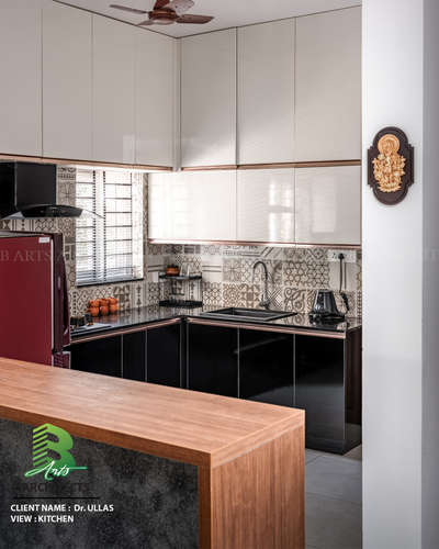 The kitchen at Bhodhi blends contemporary aesthetics with everyday functionality. Sleek cabinetry, clean finishes, and patterned backsplash tiles create a space that’s both modern and warm.

✨ Project Name: Bhodhi
👥 Clients: Dr. Ullas & Dr. Nimmi
📍 Location: Palakkad
🏡 Built-up Area: 1800 sq. ft. | 3BHK
📅 Completion: 2024