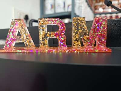 Office desk name plate 
 #nameplate #explorepage #homedecor #jewelry #gold #accessories #silver #giftideas #rings #blackownedbusiness #shades #rosegold #necklaces #sign #letters #charms #name #customjewelry #reklam #baguette #anklets #gift #resin #HomeDecor #officestyle #office&shop