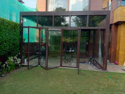 aluminium siting area with 5 door silaiding