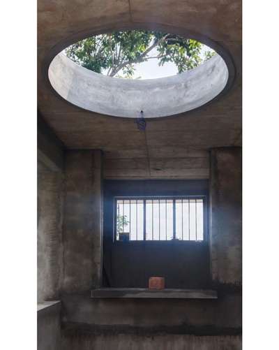 skylight opening above courtyard
.
.
.
#skylight #courtyard  #courtyardhouse #indoorcourtyad #lightandventilation #kerala_architecture #architecture