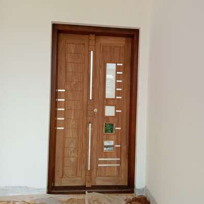 front door ഫിറ്റ്‌ ചെയ്തു