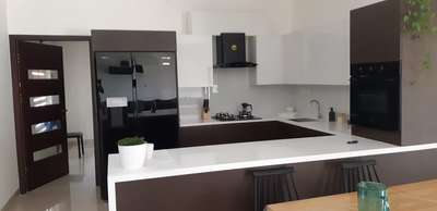 corian stone kitchen top
 #white

contact us for corian sheet and it's fabrication work

 #InteriorDesigner  #KitchenInterior  #interiorstyling  #interiordecor  #interiors  #kerala_interior_design  #architexture  #architects  #archilovers  #architecturelovers  #best_architecture