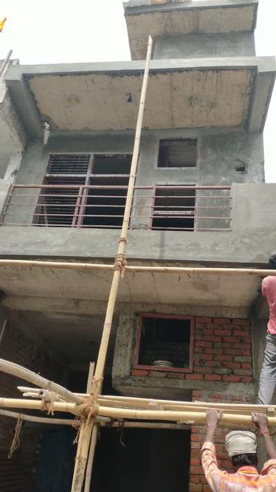 Duplex for sale in Ghaziabad Shastri Nagar 
area 63 sq yard with car parking and asking price is 40 lakh
negotiable.