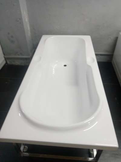 5,5x2.5 bath tub fully loaded worth Rs 65000/-