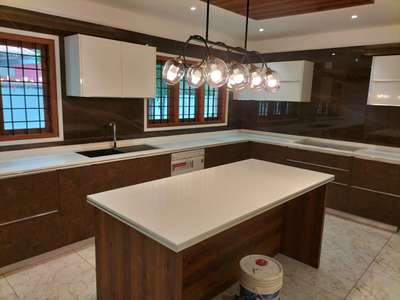 The grandeur of the kitchen is emphasized by glass marble (nanovwhite)