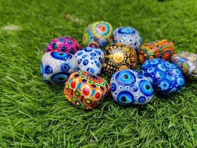 Handmade mandala stones in variable colours available for the garden.

#mandalaartwork 
#stonepainting 
#gardendecor 
#mandala