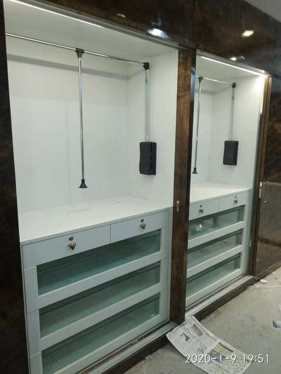 *sliding wardrobe *
We manufacture the wadrobe or kitchen furniture