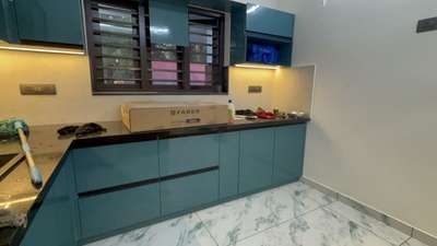 Kitchen and breakfast counter