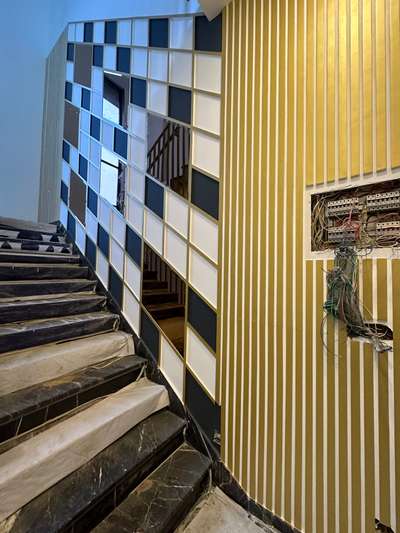 #staircasewall #WallDesigns #ducopaint #goldmirrorlook #railing