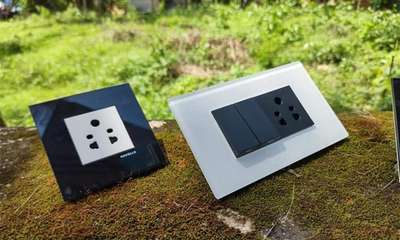 HAVELLS FABIO SWITCH 🆂🅰🅻🅴   @ Kohinoor Electrical Sanitary & Tiles  ,Changanacherry 9074930083

നിങ്ങളുടെ ഇലക്ട്രിക്കൽ  സ്വിച്ചുകൾ മനോഹരമാക്കുന്നതിൽ പ്ലേറ്റുകൾക്ക് ഒരു പ്രധാന പങ്കുണ്ട് .സാധാരണ വെളുത്തതോ നിറമുള്ളതോ ആയ പോളികാർബണേറ്റ് പ്ലേറ്റുകൾക്ക്(PC) പകരം അവരുടെ ഇലക്ട്രിക്കൽ സ്വിച്ചുകൾക്കായി ഗ്ലാസ് പ്ലേറ്റുകൾ ഉപയോഗിക്കാൻ എല്ലാവരും ആഗ്രഹിക്കുന്നു.എന്നാൽ ഗ്ലാസ് പ്ലേറ്റുകളുടെ നിരക്ക് വളരെ ഉയർന്നതാണ്, അത് എല്ലാവർക്കും താങ്ങാനാവില്ല. ഗ്ലാസ് പ്ലേറ്റുകൾക്ക് അപൂർവ്വമായി പൊട്ടലും സംഭവിക്കാം

ഗ്ലാസ് പൊട്ടൽ പ്രശ്‌നമില്ലാതെ ഗ്ലാസ് പ്ലേറ്റുകളുടെ നാലിലൊന്ന് ചിലവഴിച്ച് നിങ്ങളുടെ ഇന്റീരിയറുകൾക്കായി പ്രീമിയം ലുക്ക് PLEXI GLASS - HAVELLS FABIO STUDIO
Available in Black  / White / Gold

ഫാബിയോ സ്റ്റുഡിയോ പ്ലേറ്റുകൾ അധിക പരിരക്ഷയ്ക്കായി ഇന്നർ പ്ലേറ്റുകൾ (plastic) ഉപയോഗിക്കുന്നു. മറ്റ് എല്ലാ പ്രീമിയം സ്വിച്ചുകളെയും പോലെ 2 ലെയറുകളുടെ ഫിക്സേഷൻ എന്നാൽ വളരെ കുറഞ്ഞ വിലയ്ക്ക്
നിങ്ങളുടെ സാധാരണ FABIO വൈറ്റ് അല്ലെങ്കിൽ ബ്ലാക്ക് സ്വിച്ചുകൾക്ക് പ്ലെക്സി ഗ്ലാസ് പ്ലേറ്റുകൾ അനുയോജ്യമാണ്. #switches  #Architect  #Elec