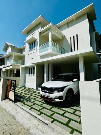 4 cent land 
1400 SqFt villa
3 bhk (attached)
2 car parking 
Modular Kitchen, Work area, TV unit, Wash Counter & other sanitary fittings will be done as per client requirement 
Asking price 67 lakhs ( negotiable)

located in pukattupady , just 900 mtrs from main junction
For more information pls call or watsap me on 9746037775