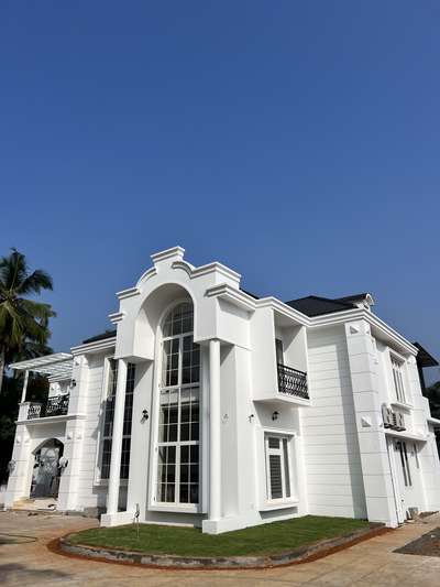 It’s a White House 
Aluminium Windows with Georgian bars
White Colour 

Courtesy: Shabeer Associates, Kottakkal  
 #AluminiumWindows 
 #windowsanddoors