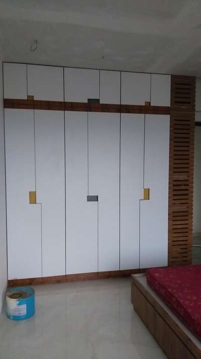 master bedroom wordrob mumbai
whaite lemenet finish hendal lees door
with tik wood lowars door