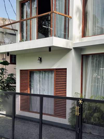 A refined contemporary residence defined by clean white volumes, full-height glazing, and warm wooden accents. The design emphasises openness and light, creating a calm architectural presence within the neighbourhood. Subtle material contrasts and linear forms come together to shape a modern home that feels both elegant and grounded.
Client: Arjun | 1750 sqft | Location: Trivandrum
#Architecture #ContemporaryResidence #ModernDesign #GlassFacade #UrbanHome #TrivandrumArchitecture #MinimalDesign #ArchitecturalDetails #koloproject