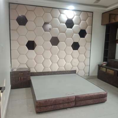 Ek hydraulic double bed hai full bol Golden ke sath