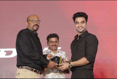 Dewton presenting momento for Actor Tonivo