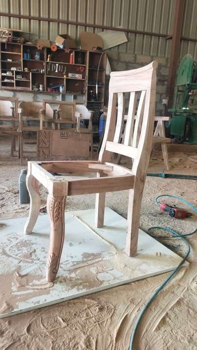 Carving Leg Dining chair  #carving  #carvingchairs  #restaurantdesign  #cafechair  #restaurantchair  #metalharbor  #vinaychoudhary