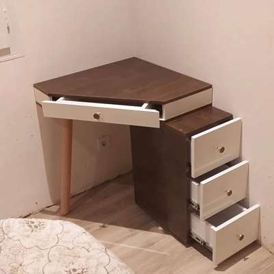 small corner study 📖 📖  table