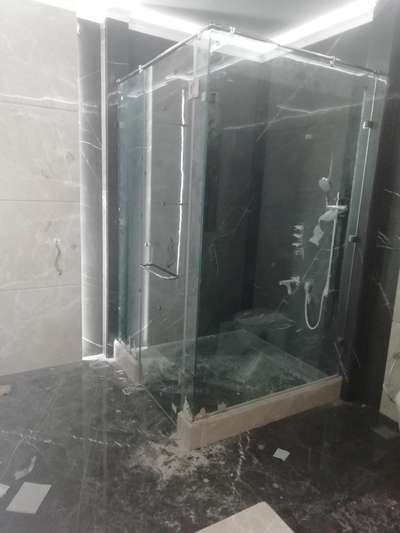 Bathroom glass inclosar