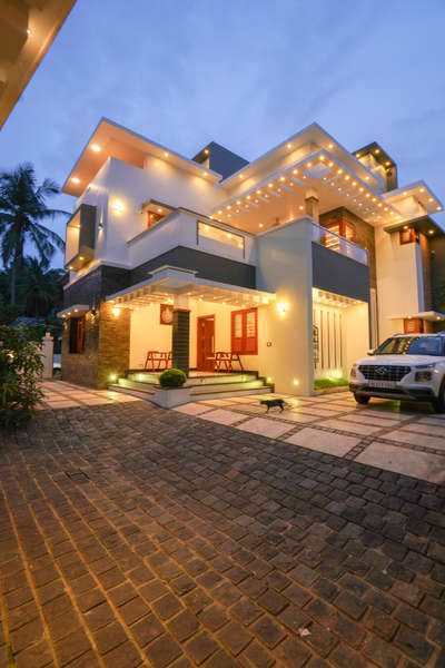 #completed_house_construction #architecturedesigns  #HomeDecor  #night  #lighting  #outdoor  #luxurydesign  #calicutdesigners #keralastyle
