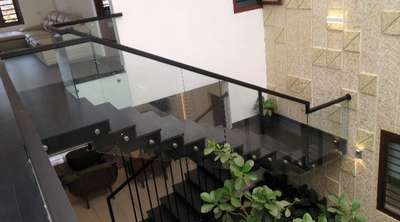 BLACK RAIL GLASS HAND RAIL.