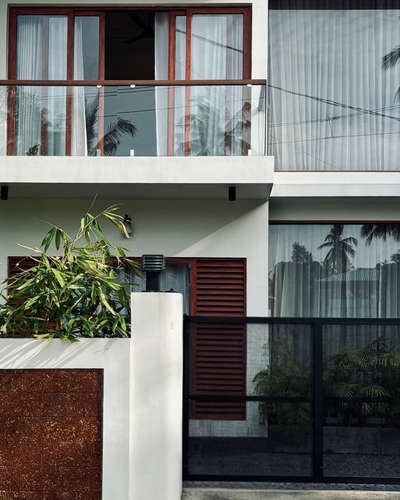 A refined contemporary residence defined by clean white volumes, full-height glazing, and warm wooden accents. The design emphasises openness and light, creating a calm architectural presence within the neighbourhood. Subtle material contrasts and linear forms come together to shape a modern home that feels both elegant and grounded.
Client: Arjun | 1750 sqft | Location: Trivandrum
#Architecture #ContemporaryResidence #ModernDesign #GlassFacade #UrbanHome #TrivandrumArchitecture #MinimalDesign #ArchitecturalDetails #koloproject