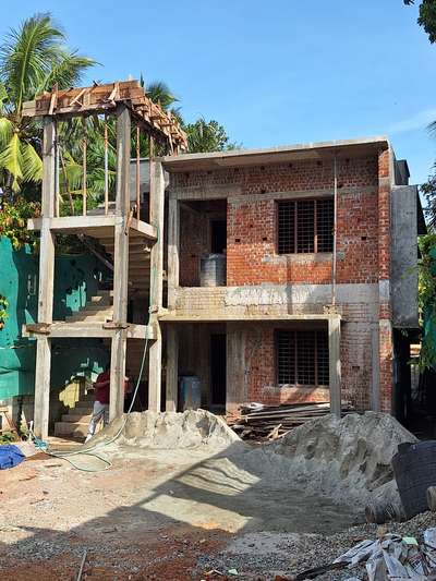 work in progress, site near Karikakam Temple #workingtym  #sitestories  #modernminimalism  #keralastyle  #koloapp  #koloviral  #trivandrumbuilders  #trivantrum  #Architect  #architecturedesigns  #brick