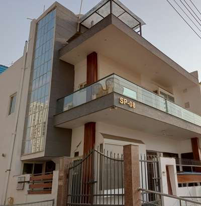 #ElevationHome #architecturedesigns #Architect #GlassBalconyRailing #HPL #laminum #facade