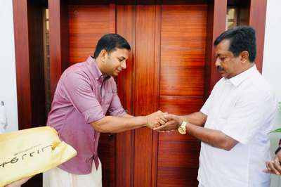 വെളിയനാട് Mr. ജോസഫ് വർഗീസ് സാറിനും കുടുംബത്തിനും വേണ്ടി നിർമിച്ചതാണ് ഈ സ്വപ്നഭവനം. 3000 sq. ft.ൽ 4 ബെഡ്‌റൂം, അറ്റാച്ഡ് ബാത്രൂംസ്, ലിവിങ് ഏരിയ, അപ്പർ ലിവിങ് ഏരിയ, ഡയിനിങ് ഏരിയ, വരാന്താ ഉൾപ്പെടെ 2 നിലകളിലായിയാണ് ഈ വീട് ഡിസൈൻ ചെയ്തിരിക്കുന്നത്.

ഞങ്ങളുടെ മറ്റു വർക്കുകൾ പോലെ തന്നെ ഈ ഭവനവും അതിന്റെ പൂർണതയിൽ തന്നെ നിർമിച്ചു നൽകാൻ ഞങ്ങൾക്കായി.ക്വാളിറ്റിയിൽ യാതൊരുവിധ വിട്ടുവീഴ്ചയും ചെയ്യാതെയാണ് ഞങ്ങൾ ഓരോ വർക്കും ചെയ്യുന്നത്. ഇനി എന്നും അങ്ങനെ തന്നെ തുടരും എന്ന് ഞങ്ങളിലുള്ള നിങ്ങളുടെ വിശ്വാസമാണ് ഞങ്ങളെ മുൻപിലേക്ക് നയിക്കുന്നത്.

ഓരോ വീടും ഒരു കുടുംബത്തിന്റെ സ്വപ്നമാണ്. ആ സ്വപ്നഭവനത്തിന്റെ നിർമാണത്തിൽ ഞങ്ങളെ വിശ്വസിച്ച് കൂടെ നിൽക്കുന്ന എല്ലാവർക്കും നന്ദി.
•
Client: Mr. Joseph Varghese & Family
Location: Veliyanadu, Alappuzha
Area: 3000 sq. ft.
•
Crafted with care by Karekadu Builders & Architects under the leadership of Mr. Subash Karekadu Gopinathan

Every home we build reflects the trust our clients place in us, strengthened by our dedications quality, support & perfection.